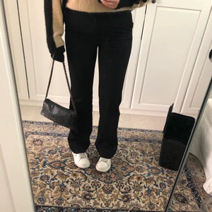 Kostym byxor  - Sjukt fina svarta kostymbyxor från Lindex, dem är raka i benen och sitt väldigt bra på
