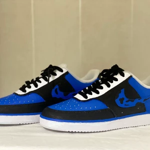 Blå Nike  - Nya Nike skor som är målade själv:) Gör med egna initialer om man önskar. Kan även göras i annan färg.