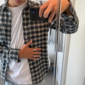 Levis skjorta  - Säljer min nästintill oanvända Levis skjorta, väldigt bra skick då den som sagt knappt använts, köparen står för frakt!