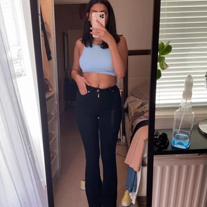 Bikbok - Svarta High waisted jeans, storlek XS, stretchigt material. Ny köpta färgen är fortfarande jätte fin. Knappt använda❤️