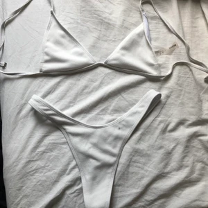 Bikini - Bikini från Shein, lite liten i bysten. (Fläcken på trosorna har jag fått bort)