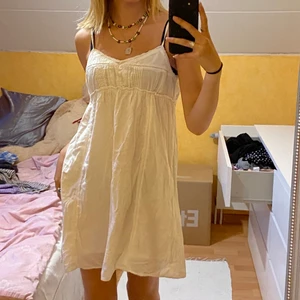 Jc klänning - Somrig luftig klänning från JC, inte min stil riktigt men supersöt! Det är min bonusmammas gamla så vet inte hur använd den är men jag tycker den är i fint skick!🌸🌸 är villig att samfrakta!!