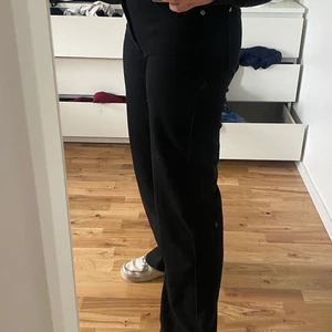 Svarta jeans  - Säljer ett par svarta ”pösiga” jeans, i storlek 36. Säljer då jag inte tycker dem passar man så använt Max 2 ggr (jag är ungefär 165) köparen står för frakt 