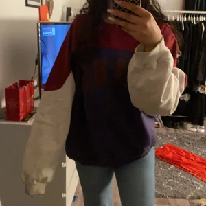 Vintage nike tröja - Säljer denna superhärliga nike vintage tröja!! Strl xl och sitter fint och oversized på mig som vanligtvis är en xs-s i tröjor!🤩 högsta bud just nu ligger på 200💕