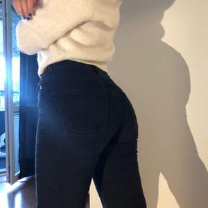 Jättefina mid waisted jeans som jag köpte på Plick men som tyvärr inte passade mig (min kompis på bilden)💕 köparen står för frakt 