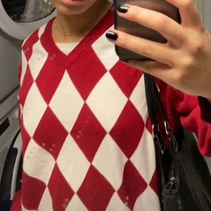 Röd argyle tröja - Storlek L, oversize på mig som vanligtvis har S