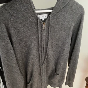 Kashmir hoodie - Mörk grå Kashmir hoodie från Davida. Nypris 2000kr, använd fåtal gånger!