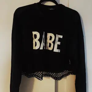 Cool tröja med fishnet och texten Babe framtill! Aldrig använd, köpt på shein för några år sen. Köparen står för frakt eller mötas upp i Malmö 🌸