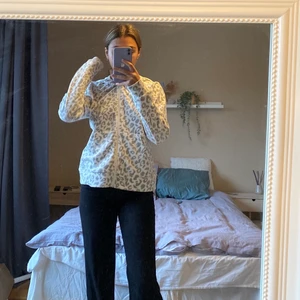 Världens skönaste zip-up - Jätteskön zip-up från Gina tricot. Materialet är helt underbart. Kommer inte längre till användning och har använts sparsamt inomhus. 🥰