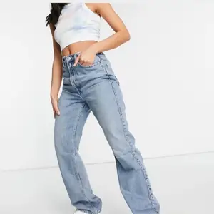 Säljer mina jeans i stl 28/32 från weekday i modellen rowe.    Jeansen är använda ett fåtal och i väldigt fint skick! OBS! Liten i storlek