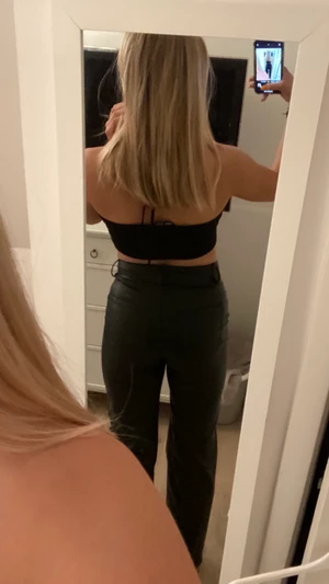 Halterneck topp⭐️ - Säljer denna jättefina halterneck topp!!⚡️Använd endast 1 gång💕💖💖