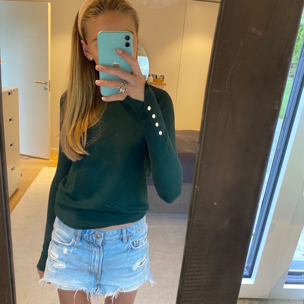 Säljer en sjukt snygg mörkgrön stickad tröja med guldiga detaljer från Zara. Den finns inte att köpa längre och den passar till allt!!💜💜. Tröjor & Koftor.