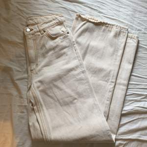 Beiga jeans från Monki i storlek 24. Säljer då de är för små. Fint skick men använda. Har för mig att nypriset ligger på 400 kr. Säljer för 200 inklusive frakt☺️
