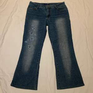 Säljer dessa asnajs jeans då de är för korta för mig :( Jättefina och har najs broderi/pärlor på ena benet! Skulle säga att de passar till den som är ca 160-165cm lång! För korta för mig som är 168cm<3 Står ingen storlek men skulle gissa på typ M! 