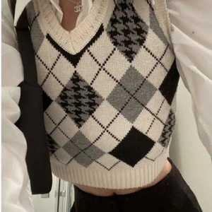 Rutig väst/ kortärmad sweatshirt - Säljer min rutiga väst som är skitsnygg att ha ovanför t.ex en skjorta 😍 Har inga egna bilder med västen på tyvärr för den är för liten. Kan mötas upp i Sthlm eller frakta, då står köparen för frakten🙏🏻🙏🏻