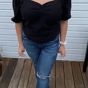 Söt svart topp!  - Söt svart topp ifrån H&M! Aldrig använd då den är för stor för mig. Passar till fest, vardags osv! Storlek 46, modellen bär S-L vanligtvis. Bara att skriva för fler bilder!☺️