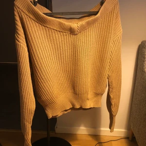 Stickad beige tröja, ginatricot XS  - Stickad tröja, beige, v-ringad. Köpare står för frakt (kan också mötas upp i Lund) 🙂