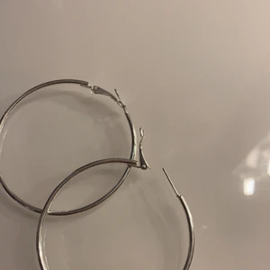 Örhängen - Fina silvriga örhängen från glitter, köpta för länge sen men aldrig använda. Tvättar solklar innan jag skickar❤️ nypris 100kr