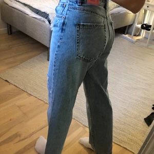 Stradivarius boyfriend Loose jeans - Säljer dessa sjukt fina blå jeans. Aldrig använda och därför i nyskick!