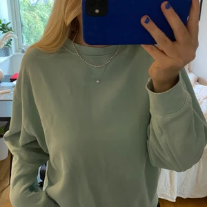 Sweatshirt🤍 - Säljer en ljusblå/ grön sweatshirt köpt på weekday i storlek XS. Svårt att fånga färgen på bild men om ni är intresserade hör av er så skickar jag fler bilder! Den är i gott skick🤍Köpare står för frakten!