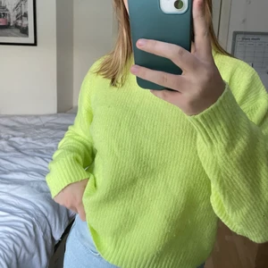 Stickad tröja - En neon gul/grön stickad tröja från H&M. Använd fåtal gånger och inget stickigt material! Strl S, 100kr + frakt 🤍