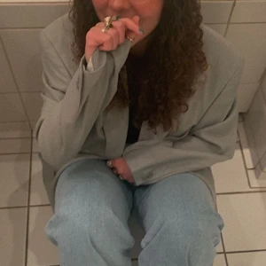 Oversized vintage kavaj - Min aaassnygga kavaj köpt secondhand som tyvärr inte kommer användning 😢 Använd 1/2 gånger och i jättebra skick!! Färgen gör sig mest rättvis på första och tredje bilden, den är en aning mörkare än färgen på bild 2. Står ingen storlek men är oversized på mig som är M vanligtvis. Köpare står för frakt 💐💐