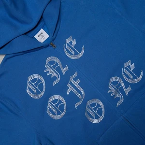 OneOfOne Hoodie Blå i M - Säljer bara för bra pris annars behåller jag. Cond 9/10, alla rhinestones kvar, inga flaws. True to size. Inga skambud snälla du. PM om du e intresserad🙂