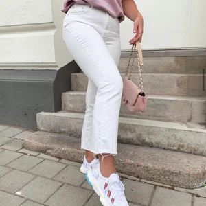 Vita jeans från Ginatricot  - Första bilden är lånad. Säljer dessa jättefina vita raka jeansen från Ginatricot då dom blivit försmå. Köparen står för frakten💖 kan mötas upp i Umeå.