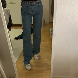 Blå raka jeans - Säljer dessa jeans från pull&bear som inte kommit till användning på länge. De är raka i modellen och LÅNGA på mig som är 177cm (det är ”raw hem” så tanken är att man ska klippa dem till passande längd!) Köparen står för frakten!💗💗