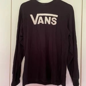 Lång t-shirt Vans  - Superfin och enkel långärmad t-shirt från Vans, längre modell. Fint skick!!