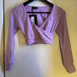 Topp PLT - Topp från PrettyLittleThings, i petite. Endast testad, prislapp kvar.