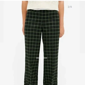 Kostymbyxor - Skitsnygga rutiga kostymbyxor i en fin grön färg. Byxorna är från monki o köptes för några månader sen för 350 kr. Har använt dom bara ett fåtal gånger så dom ser exakt ut som nya🥰 de går över skon på mig som är 163! Köpare står för frakt💙