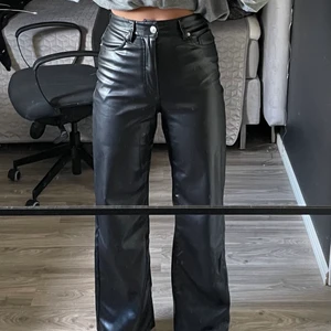 Byxor  - Säljer dessa skinn byxor, bra skick, storlek 34, säljer för 100+frakt, på gränsen till korta på mig som är 169 ‼️buda vid intresse för ett pris som man kan betala för‼️