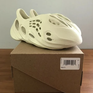 Adidas yeezy foam runner 42 - Brand new shipping free 3days delay shipping payment via PayPal or Bank Transfer