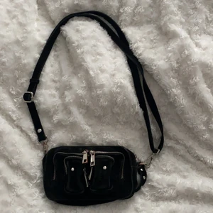 Nunoo väska  - Säljer min väska från Nunoo i modell Helena new suede. Väskan är inköpt för 1300kr och har använts. På bild tre ser man att dragkedjan blivit lite missfärgad. Väskan är annars i gott skick! 