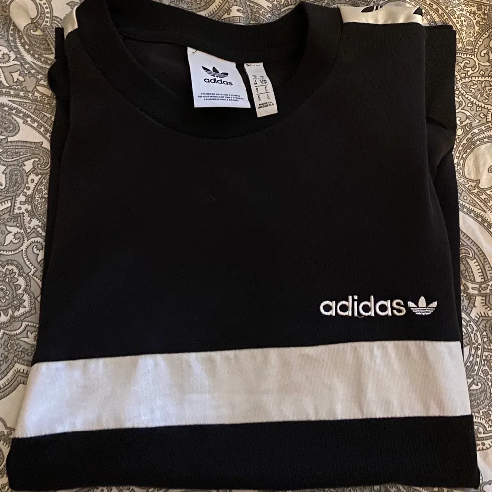 Adidas T-shirt som tyvärr inte kommer till andvändning längre. Skönt material. Ordinarie pris 399kr. . T-shirts.