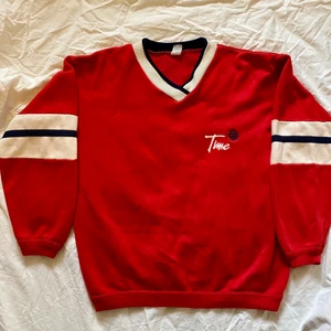 snygg vintage sweatshirt - säljer denna sjukt snygga sweatshirt som jag köpte på humana för typ 2 år sedan. Kommer inte till önskad användning så säljer vidare. Står ingen storlek men sitter snyggt oversized på mig som har S. Passar från XS-M beroende hur man vill den ska sitta! Färgen lite svår att få med på bild men kan skicka flera bilder! Lite nopprig samt en liten fläck på ena armen. Som varit där när jag köpte på humana! Men annars bra skick!! Frakt tillkommer!! ❤️