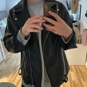 Skinnjacka från ASOS - knappt använd skinnjacka lite längre skinnjacka köpt från ASOS💕✨ nypris 450kr