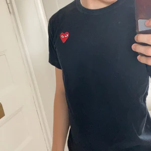 CDG T-shirt - Skick 8/10. Storlek L men sitter som M. Nypris: ca 1000 kr