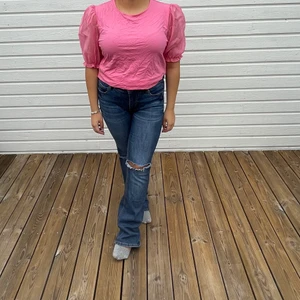 Rosa topp - Rosa topp med mesh på ärmarna. Från H&m. Aldrig använd, lappen sitter t.om kvar (dock skrynklig!). Modellen bär vanligtvis S-M. 💕🤩💕🤩💕🤩