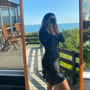 Prickig klänning - Säljer denna supersöta prickiga klänning från PrettyLittleThing, den är storlek S men kan även passa M. Den är använd runt 3-5 gånger, och är i toppen skick🌸💞 Man står för frakten själv ❤️