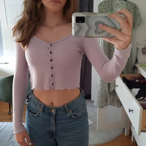 Lila tröja 💜💜 - Säljer denna superfina tröjan från hm. Som man ser på bilderna är den lite sliten och det finns en del lösa trådar men det är inget man lägger märke till om man inte letar efter dem. Säljer den då den inte kommer till så stor användning längre. ❤❤