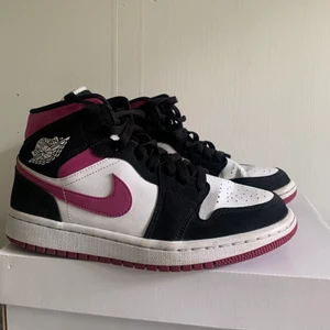 Jordans 1 mid magenta - Säljer mina Jordans 1 mid magenta i strl 39, använda men fortfarande i gott skick!💞💞 skriv privat för frågor 