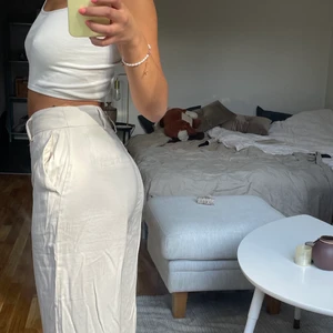 Kostymbyxor - Fina sköna kostymbyxor från ginatricot. Lite skrynkliga på bild men bara att stryka! Köparen står för frakt 💜