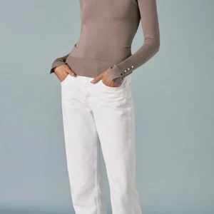 Finstickad tröja från ZARA med knappar - Jättefin baströja från Zara med stilrena knappar på ärmarna. Den är i storlek M med passar även S👌🏼 den är oanvänd och jag betalade 260 nypris💞jag tar Swish 