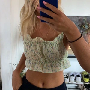 hm topp - säljer denna söta toppen från hm, har aldrig använt den!❤️‍🔥