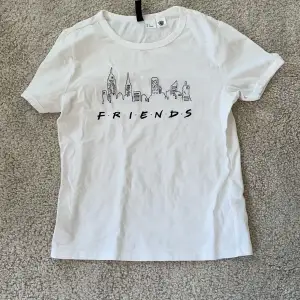 Jätte fin Friends t-shirt från hm som inte kommer till använning. Sparsamt använnd. Frant tillkommer!