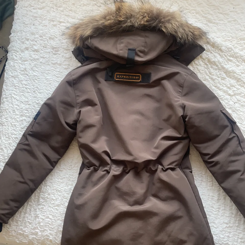 Säljer denna fina bruna canada goose jackan. Köpt begagnat av en annan tjej, och säljer då den är för stor för mig som vanligtvis är XS, skulle säga att denna jacka passar S-M. den är i helt okej skick, därav priset. Äkta päls. Pris kan diskuteras . Jackor.