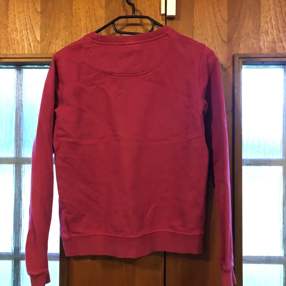 En kenzo sweatshirt som är i bra skick och är i storlek S. OBS. Köparen står för frakten. Tröjor & Koftor.