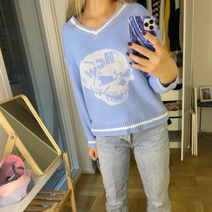 HCW tröja  - Helt oanvänd tröja med trycket HCW (heaven can wait)! DEN ÄR INTE ÄKTA!! Superfin men kommer inte till användning💞